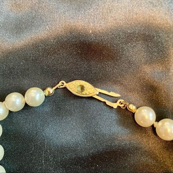 Vintage Faux Pearl Necklace - Picture 5 of 6